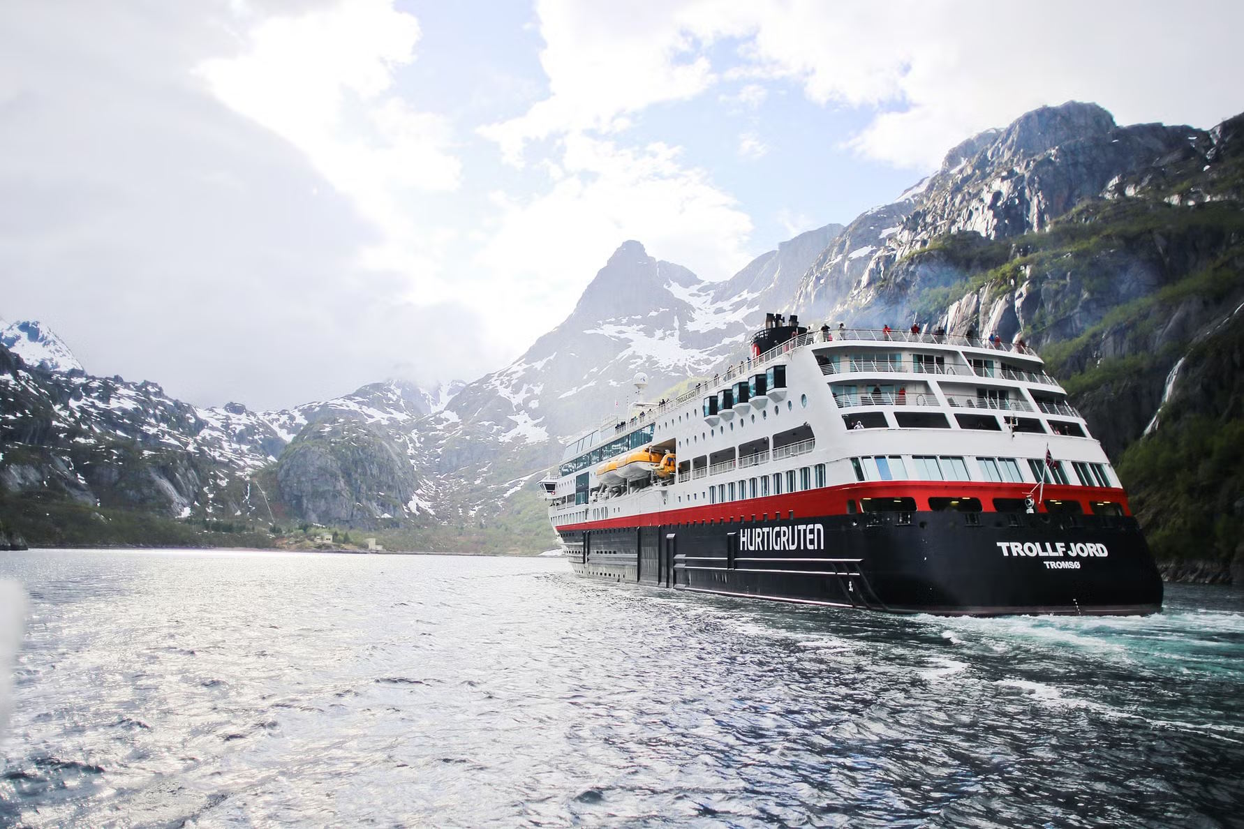 Hurtigruten: MS Trollfjord hinten