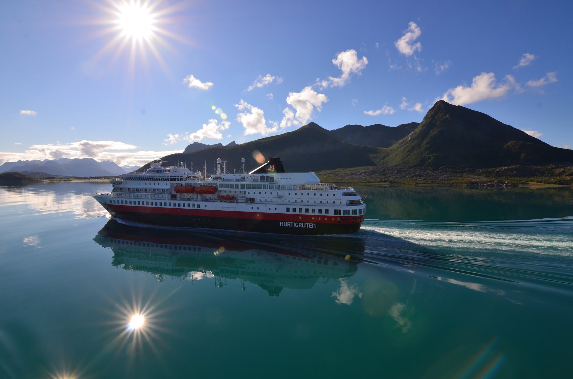Hurtigruten: MS Trollfjord mit Sonne c hurtigruten d