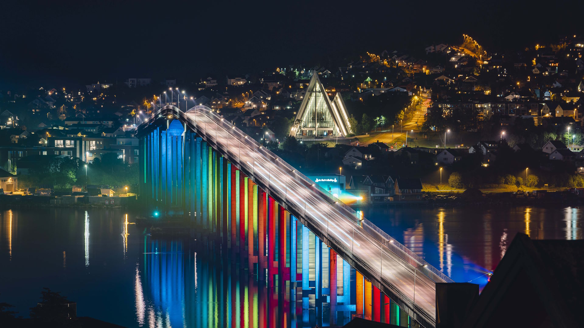 Hurtigruten: Tromsoe Bruecke beleuchtet